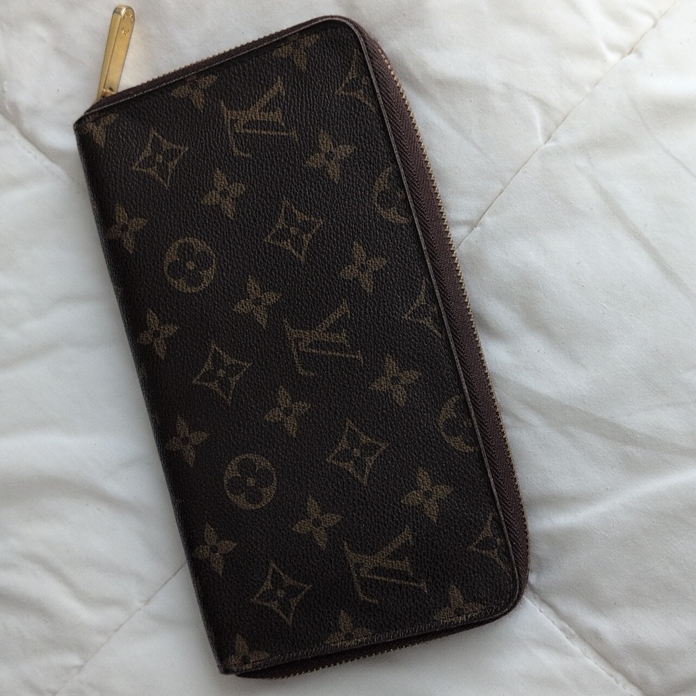 Authentic Louis Vuitton Zip Wallet Organizer